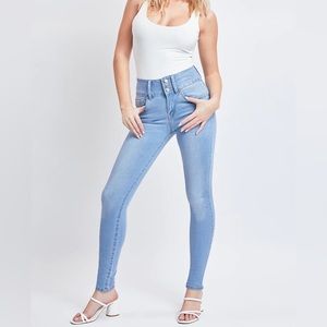 Women's Essential 3 Button Skinny Jeans
–LIGHT BLUE RIPS